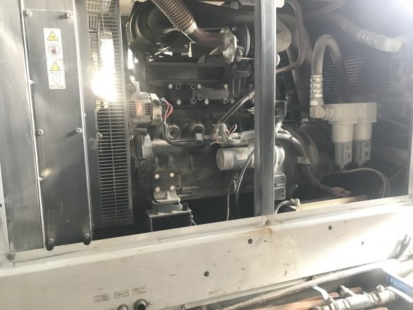 トラック　工業　機械　エアコンプレッサー　オイル交換　エアマン　PDS265S　自動車　新潟市　南区